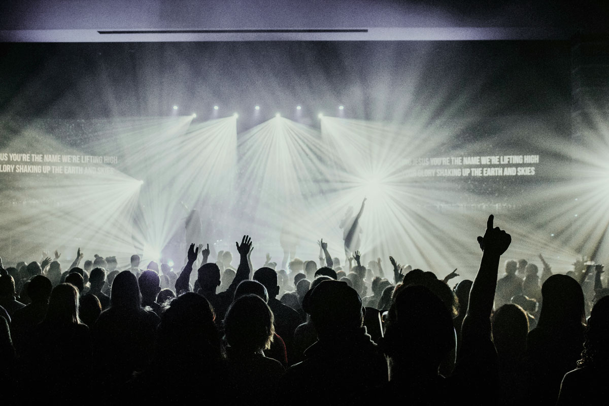 Publikum bei einer Veranstaltung mit Blick auf die Bühne